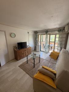 Charming two-room apartment just a stones throw from Cannes