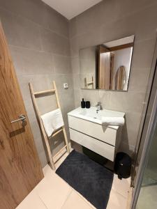 Chic Apartment - Pool - Private Residence