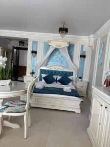 Studio Luxury by White TitanicBreeze