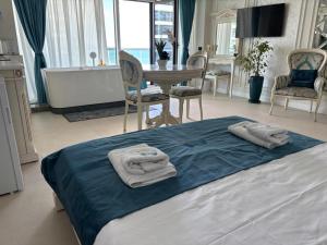 Studio Luxury by White TitanicBreeze