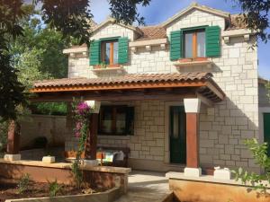 Villa Valentina with pool and close to beach