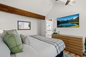 Lakefront Retreat at Boyd Sleeps 18 with Hot Tub