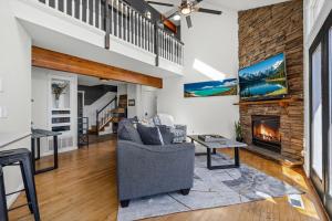 Lakefront Retreat at Boyd Sleeps 18 with Hot Tub