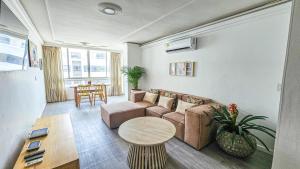Spacious Family Stay CABLE TV WIFI Oceanside Pool & Private Beach 2 BDRM
