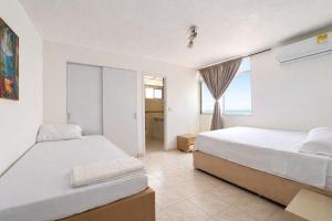 Balcony City Sunset View Sleeps 9 Beach & Pool