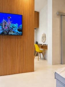 Golden Pine Retreat - Beachfront Apartment