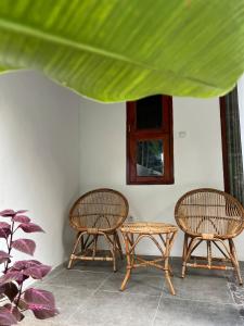 Hibiscus house Kuta Lombok 1 bed room & kitchen