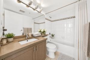 Cozy 2BR City Escape in Downtown Vancouver