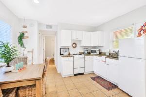 Freshly Remodeled Island Suite w Pool & Pet Friendly