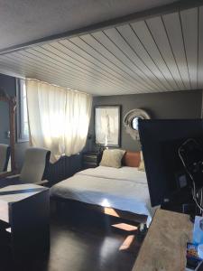 Peaceful room with private bathroom TV Wi-Fi free Parking Near Brugg Baden Zürich