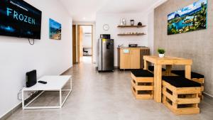Cold AC, fast Wifi, best Laureles location and rates