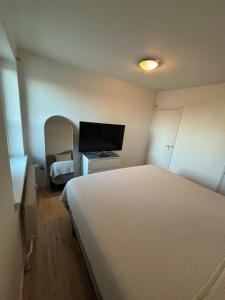Modern Apartment with Balcony & Workspace in Valby