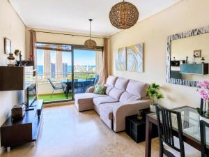 Apartamento con Terraza, Piscinas, Gym y Parking