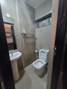 Airport Proximity Stay With Lift, Pool & Balcony