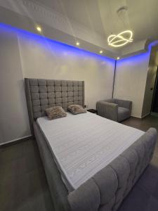 Airport Proximity Stay With Lift, Pool & Balcony