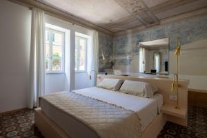 Brand NEW Just renovated Charming Suite44 with Jacuzzi in historical building along iconic Stairway