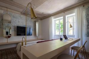 Brand NEW Just renovated Charming Suite44 with Jacuzzi in historical building along iconic Stairway