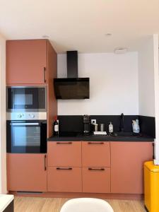 Appartement 2 chambres au bord de Mer entièrement climatisé avec parking