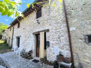 Casale in pietra sul lago del Turano
