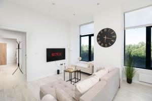 Luxury Riverside Apt at Leeds Dock - Sleeps 6