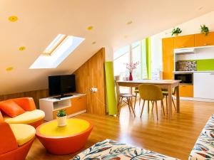 Cozy Mansard Apartment-Steps from the Beach