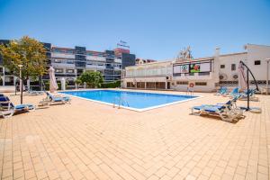 2BD Apt Pool Balcony WiFi AC Parking Beach 250m