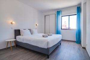 2BD Apt Pool Balcony WiFi AC Parking Beach 250m