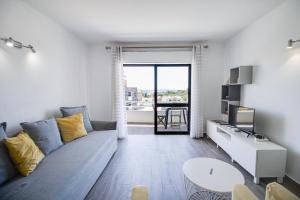 2BD Apt Pool Balcony WiFi AC Parking Beach 250m