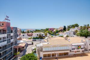 2BD Apt Pool Balcony WiFi AC Parking Beach 250m