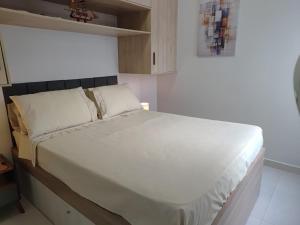 Apartamento em um prédio em frente à praia de Santos