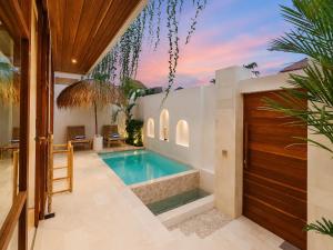 Coco 1BR Private Pool Villa in Pererenan with Skylight Bathtub