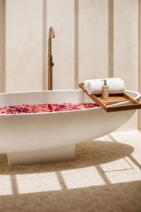Coco 1BR Private Pool Villa in Pererenan with Skylight Bathtub