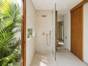 Coco 1BR Private Pool Villa in Pererenan with Skylight Bathtub