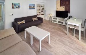 2 Bedroom Cozy Apartment In Oropesa Del Mar