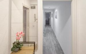 2 Bedroom Cozy Apartment In Oropesa Del Mar
