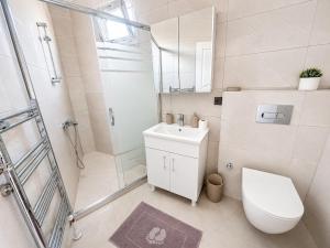 15 Minutes to the Airport Luxury Apartment