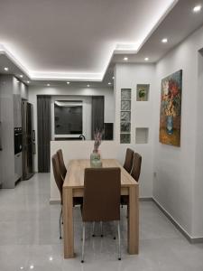 Lithos an Elegant apartment with private garden