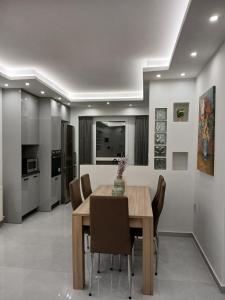 Lithos an Elegant apartment with private garden