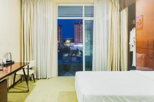 Diamond Pearl Hotel ,Phnom Penh,Royel Palace, Mekong RIver,Swimming Pool
