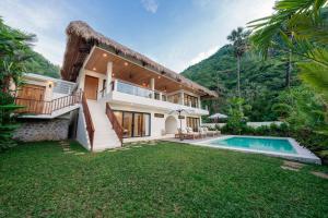 Villa Svara Amed - 4BR Luxury Villa w Ocean Views