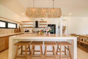 Villa Svara Amed - 4BR Luxury Villa w Ocean Views