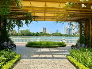 Spectacular Skyline Studio Near Marriott Hotel and Convention Center