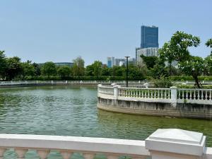 Spectacular Skyline Studio Near Marriott Hotel and Convention Center