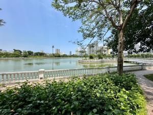 Spectacular Skyline Studio Near Marriott Hotel and Convention Center