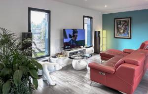 Gorgeous Home In Leon