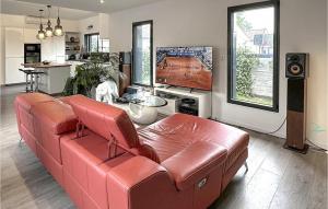 Gorgeous Home In Leon