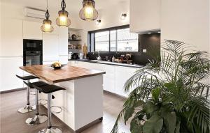 Gorgeous Home In Leon