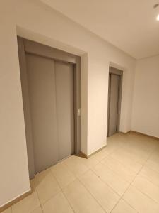 Appartement chaleureux vue surprenante piscine et jardin