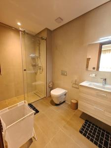 Appartement chaleureux vue surprenante piscine et jardin