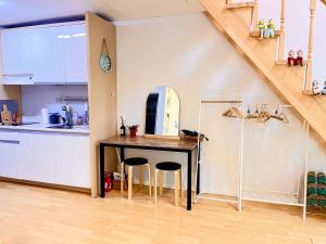 홍대입구역 최고의 위치 숙소
